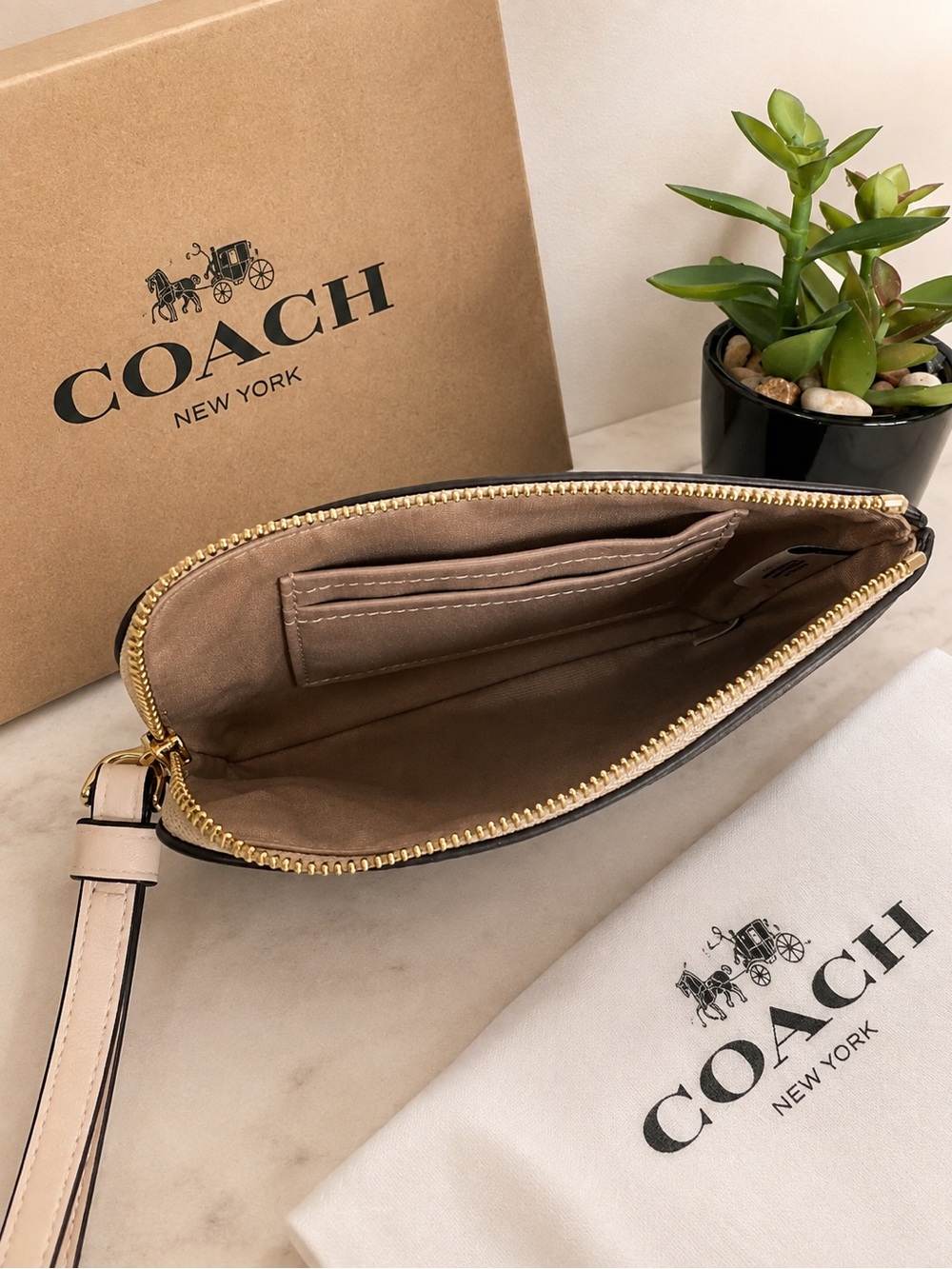 NWT Coach Corner Zip Wristlet in Signature Floral Print – Khaki Chalk Multi - Picture 3 of 4